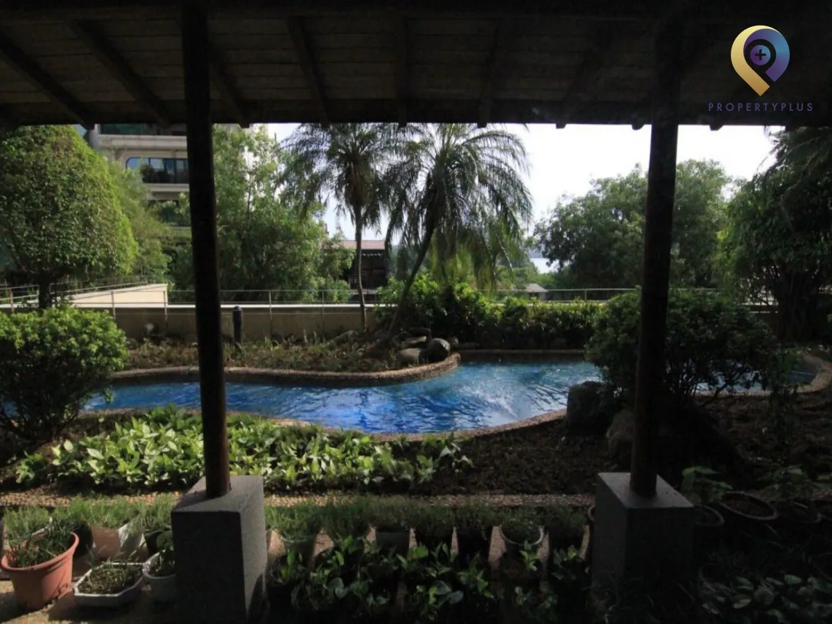 Không gian xanh quanh tòa nhà Pan Pacific Hanoi.